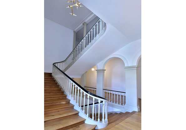 großzügiges elegantes Treppenhaus mit niedrigen Stufen, alternativ Fahrstuhl verfügbar